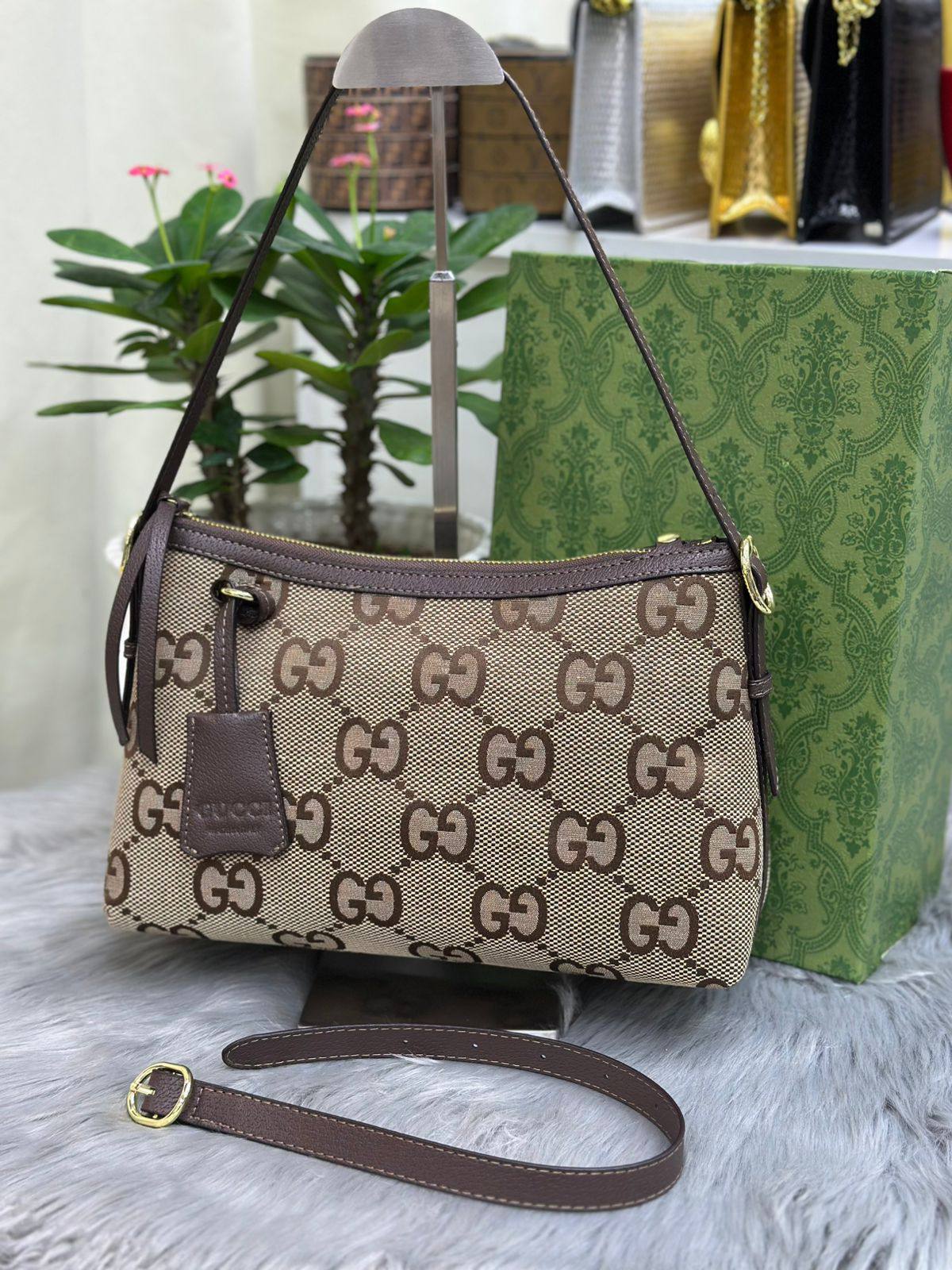 Gucci
SIZE  ……… 30 CM 🥰
95 dhs❣️
with BOX🌷

Zain51
♥️♥️♥️