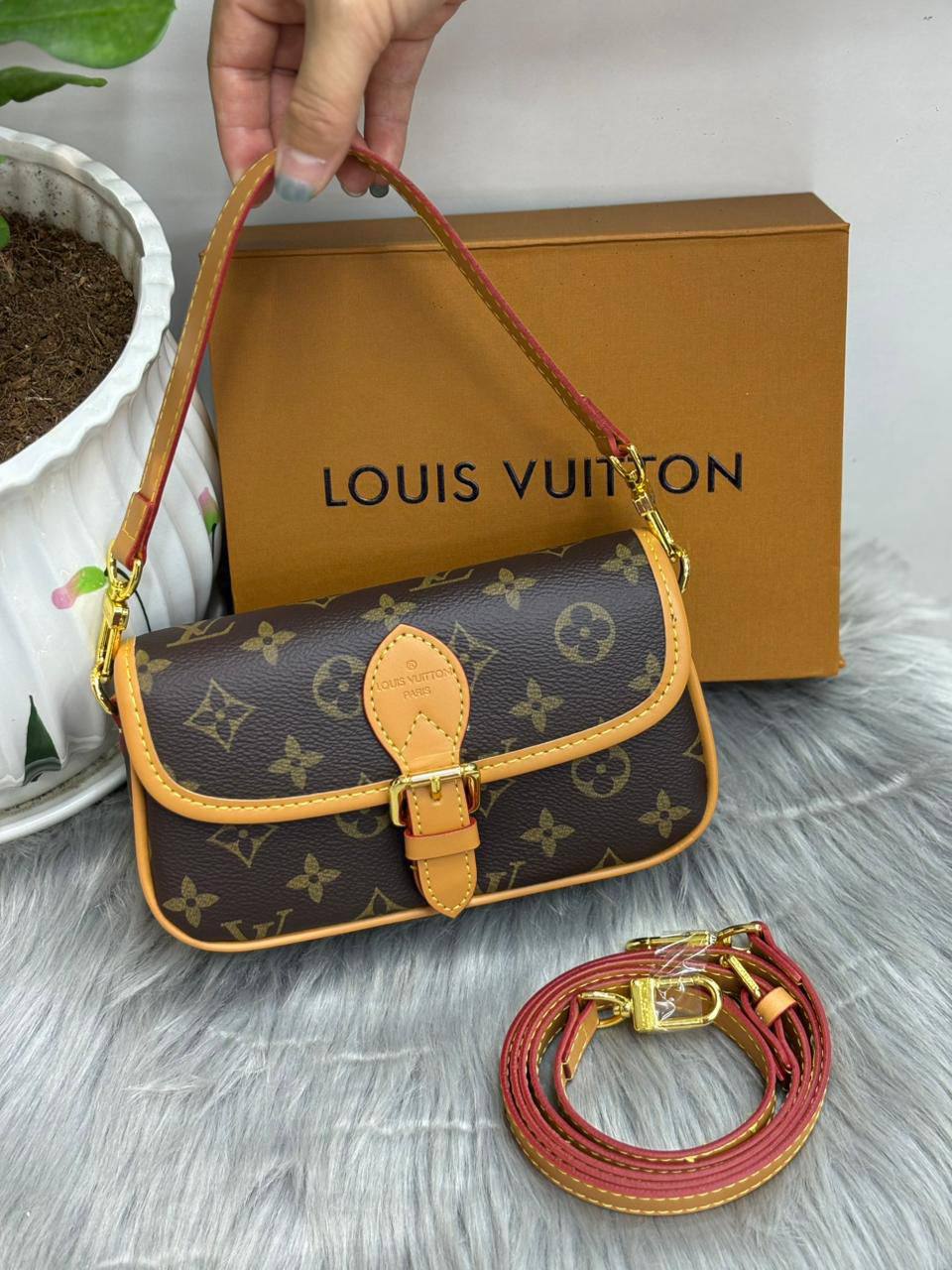 LV

SIZE  ……… 19 CM 🥰🥰🥰

90 dhs🪙🌨️

with BOX
🎁🎁🎁

Zain244
♥️♥️♥️