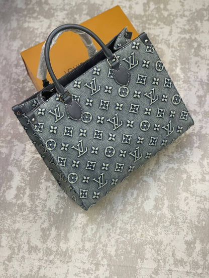 LV Copy1
Medium.    270 dhs✅ 
Big.             280 dhs✅

Zain175
♥️♥️♥️