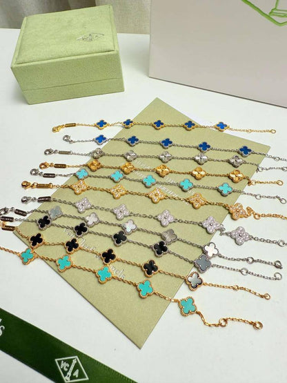 VCA ❤️‍🔥*
Mini Bracelet 🐦‍🔥
Super master quality 💯
With normal boxes 📦 
50 dhs🪙🌺
With master box 🗃️ 
90 dhs🪙🌺

Zain216
♥️♥️♥️