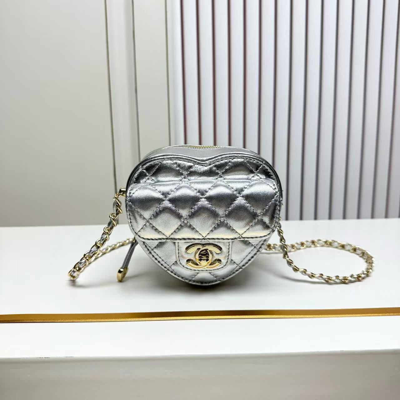 Chanel
Master🌺🌺
270 dhs💛

Zain141
♥️♥️♥️