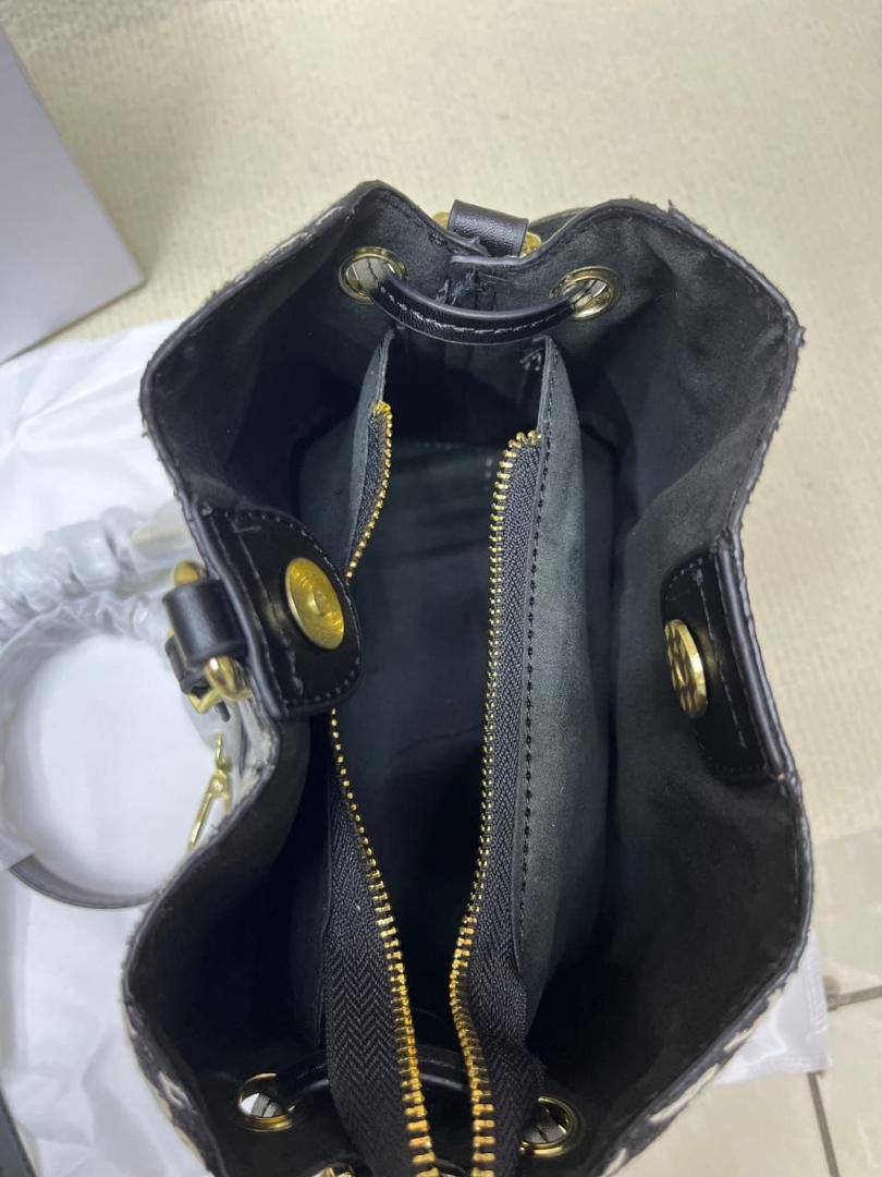 Bucket
90 dhs✅
with box
🎁🎁🎁

size 20×12×19cm

Zain213
♥️♥️♥️