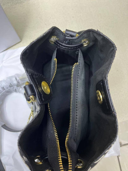 Bucket
90 dhs✅
with box
🎁🎁🎁

size 20×12×19cm

Zain213
♥️♥️♥️