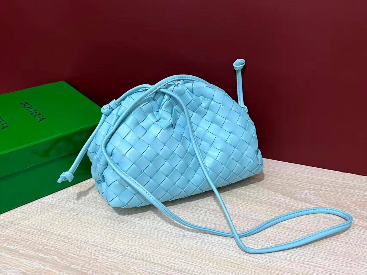 Bottega
110 dhs✅
with box
size 22cm

Zain26
♥️♥️♥️