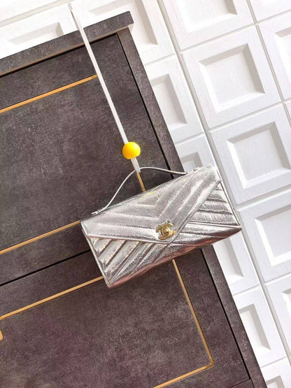 CHANEL 
270 dhs❣️

#with box
🎁🎁🎁

#25cm❤️💕🥳

Zain228
♥️♥️♥️