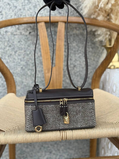LORO PIANA
20cm
330 dhs✅
Top quality 
With box🎁

Zain167
♥️♥️♥️