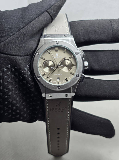 Hublot Men
*Chronograph working*
90 dhs🪙💕

Zain29
♥️♥️♥️