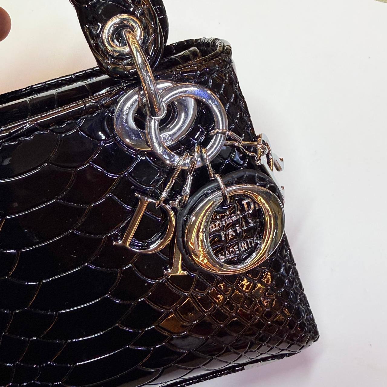 DIOR 
MINI SIZE 
 GOOD QUALITY 

WITH BOX 
🎁🎁🎁

100 dhs✅

SIZE : 14 cm

Zain295
♥️♥️♥️