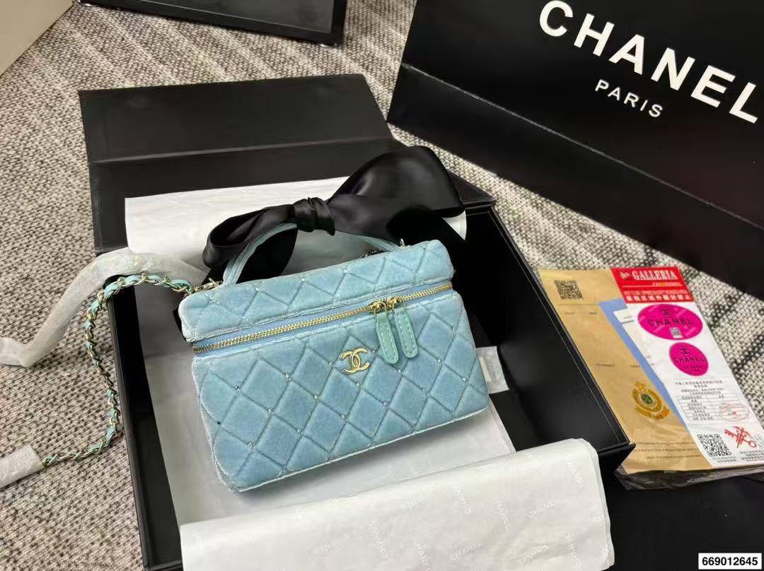 Chanel 
Master
270 dhs🪙🌨️
#19cm💕💕
#with box🥳❤️

Zain228
♥️♥️♥️