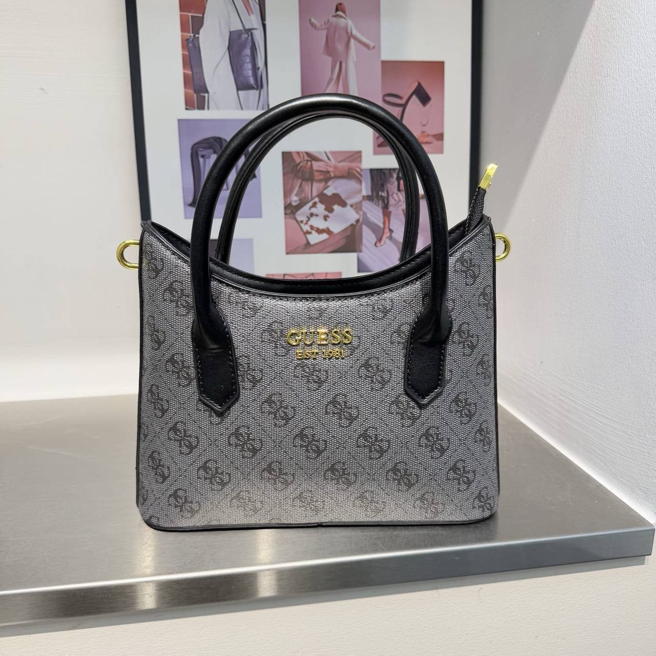 Guess
65 dhs✅

Zain232
♥️♥️♥️