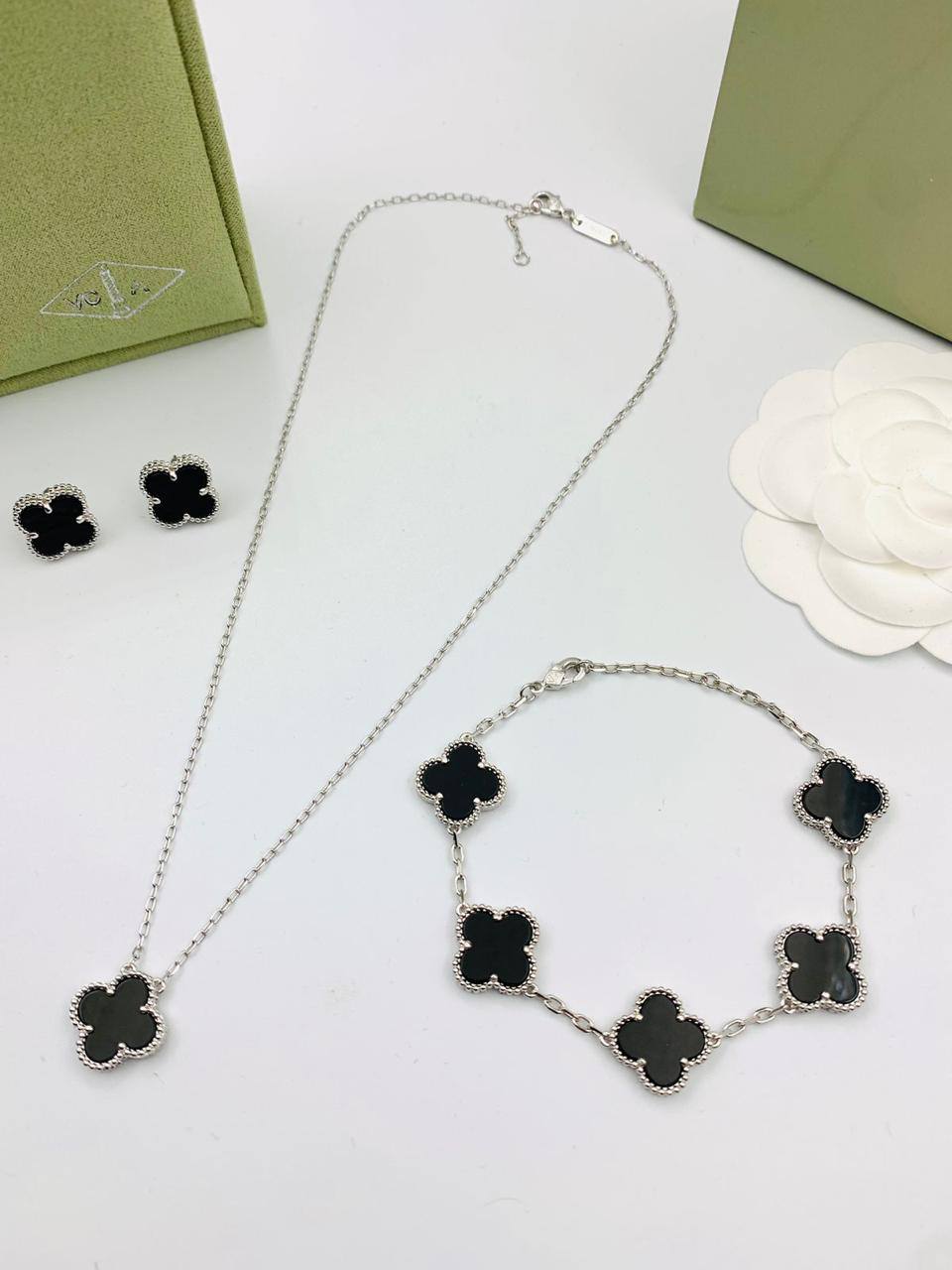 VCA Set*_🌼💫
*NECKLACE 1 FLOWER*
*BRACELET 5 FLOWER*
*EARRING   1* *FLOWER*  
145 dhs❤️
       _*WITH*_
    *Good Box* 📦

Zain89
♥️♥️♥️