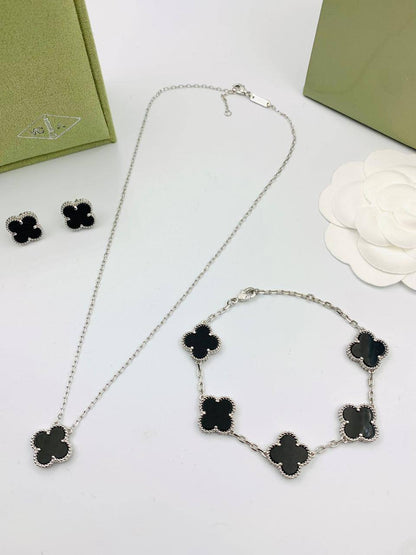 VCA Set*_🌼💫
*NECKLACE 1 FLOWER*
*BRACELET 5 FLOWER*
*EARRING   1* *FLOWER*  
145 dhs❤️
       _*WITH*_
    *Good Box* 📦

Zain89
♥️♥️♥️