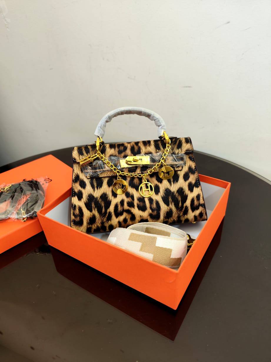 Hermes

100 dhs🇦🇪🇦🇪

size 22cm

with box
Zain26
♥️♥️♥️
