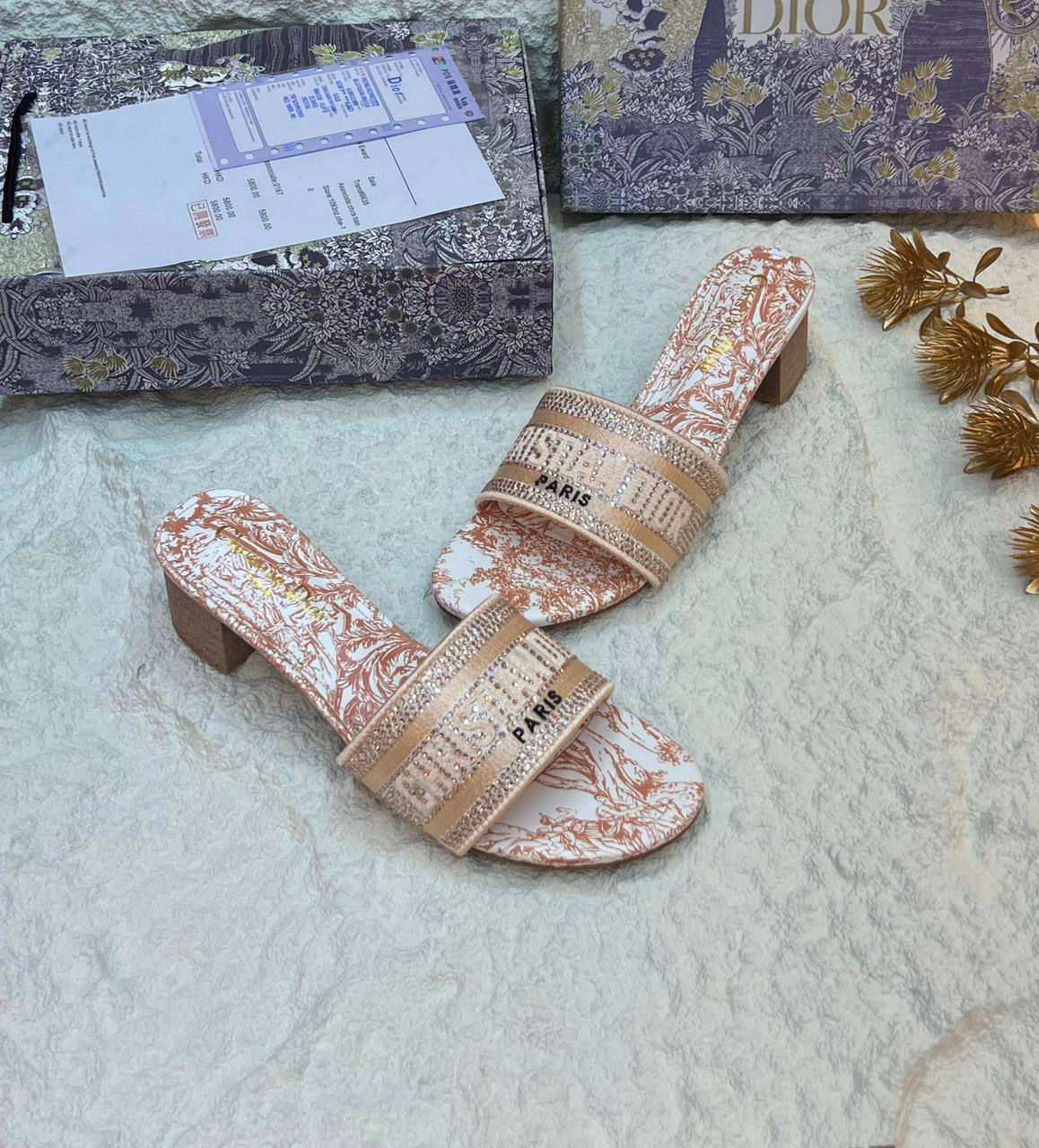 New. Dior heel 

   Size  .  36.  to 41

85 dhs✅

Zain80
♥️♥️♥️