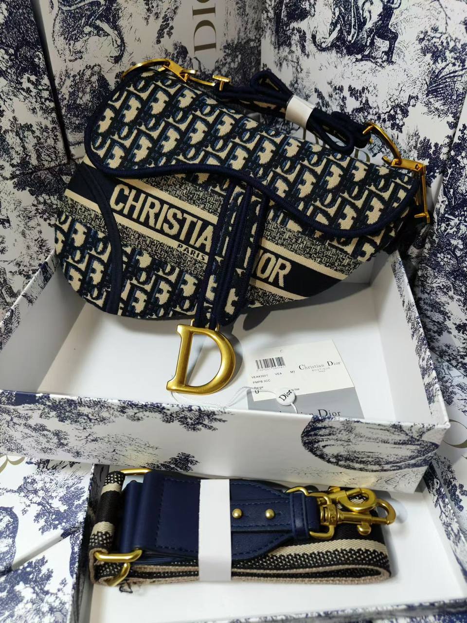 Dior 

with box
🎁🎁🎁

115 dhs🪙🌨️

Zain177
♥️♥️♥️