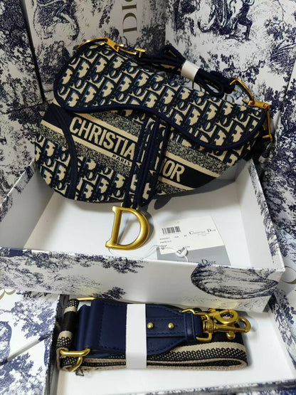 Dior 

with box
🎁🎁🎁

115 dhs🪙🌨️

Zain177
♥️♥️♥️