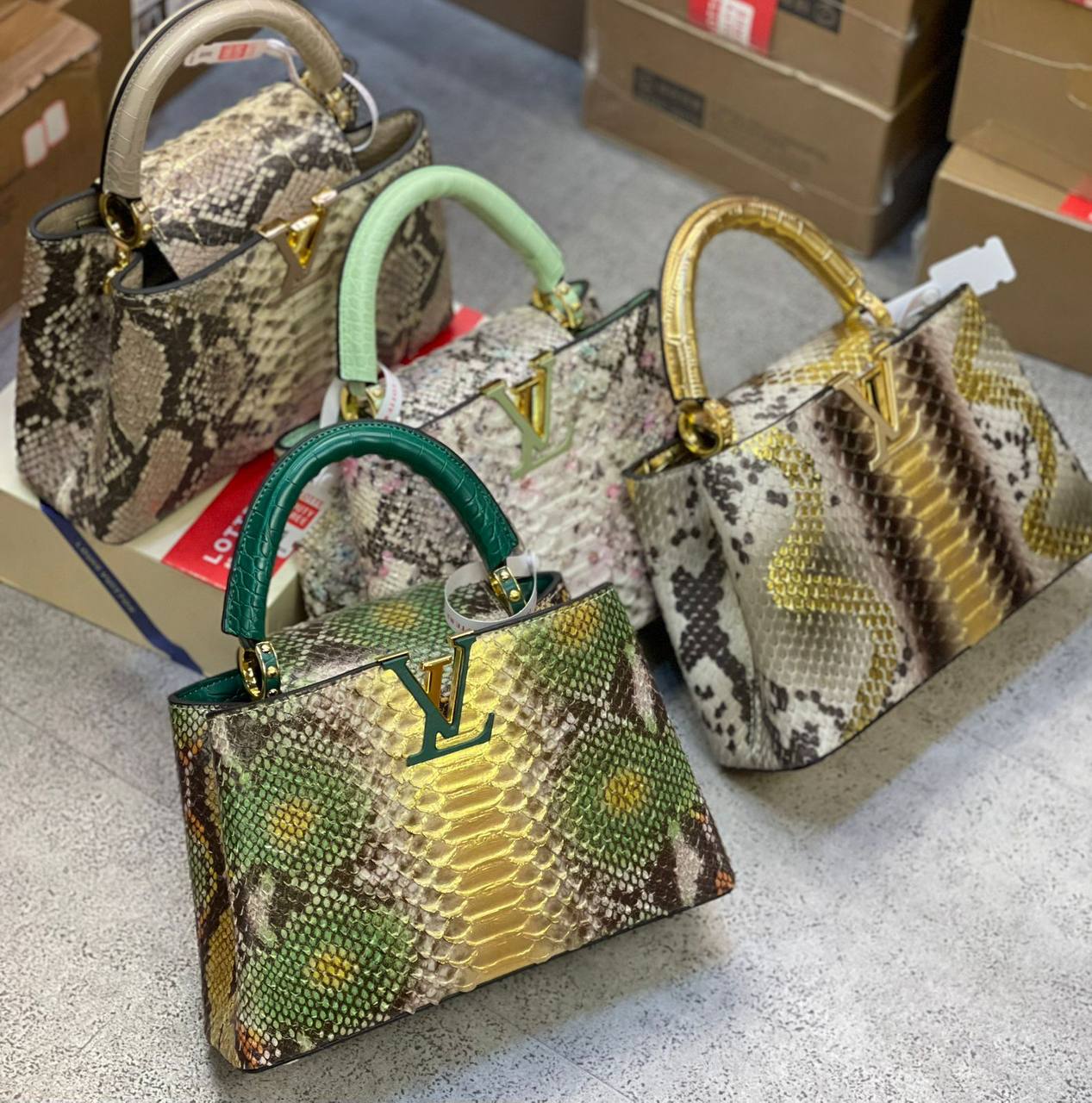 LV
high quality 
350 dhs✅

Zain175
♥️♥️♥️