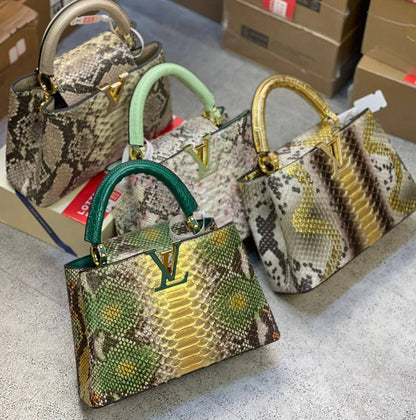 LV
high quality 
350 dhs✅

Zain175
♥️♥️♥️