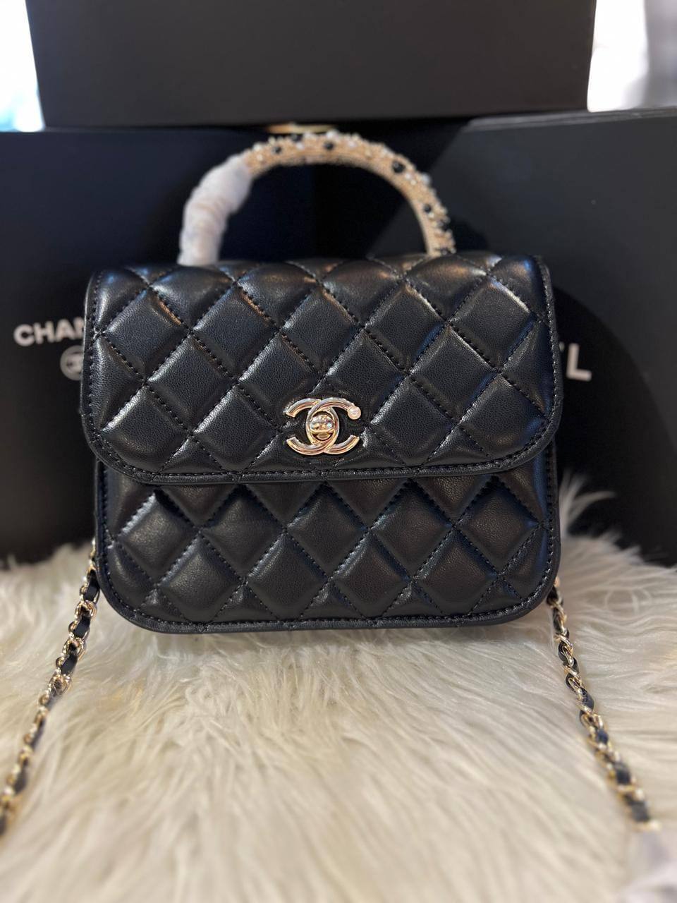 Chanel Clutch 
with chain
Master quality
18cm 

with box🎁🎁🎁

220 dhs🌺

Zain95
♥️♥️♥️