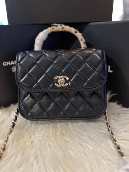 Chanel Clutch 
with chain
Master quality
18cm 

with box🎁🎁🎁

220 dhs🌺

Zain95
♥️♥️♥️