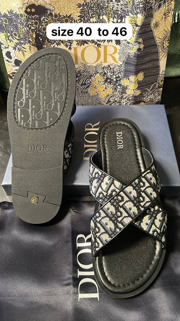 Dior

size 40 to 46

100 dhs🪙🌨️

Zain146
♥️♥️♥️