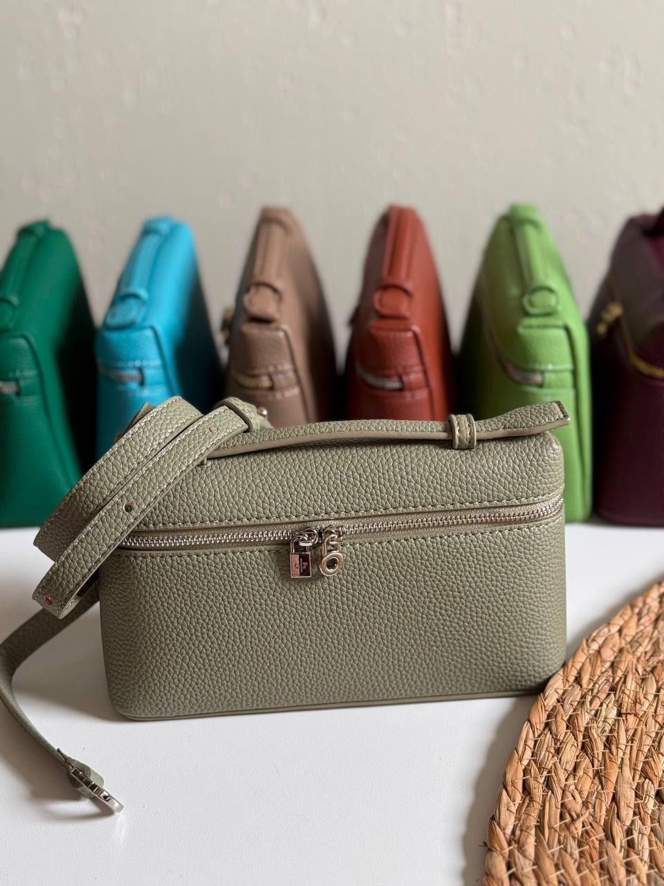 LORO PIANA
19cm
320 dhs🇦🇪🇦🇪
Top quality 
With box🎁

Zain167
♥️♥️♥️