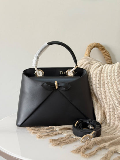 Dior 
Super master quality aaa
Size : 22 cm and 28 cm

For Price 👇 WhatsApp✅
0568585901 
0507557372
0552275751 Owner Zain 👌

Zain315
♥️♥️♥️