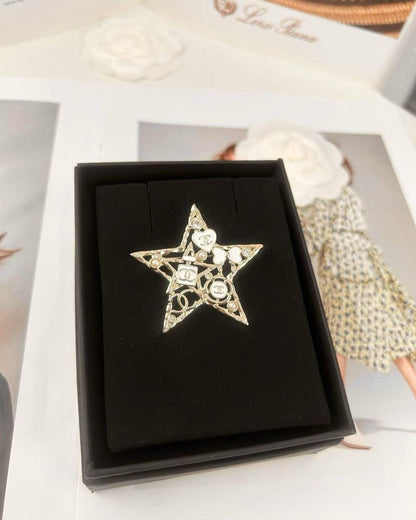 CHANEL BROOCH

MASTER ✨💫

75 DHS🇦🇪🇦🇪
 WITH BOX AND PAPER BAG🎁🛍️
Zain89
♥️♥️♥️
