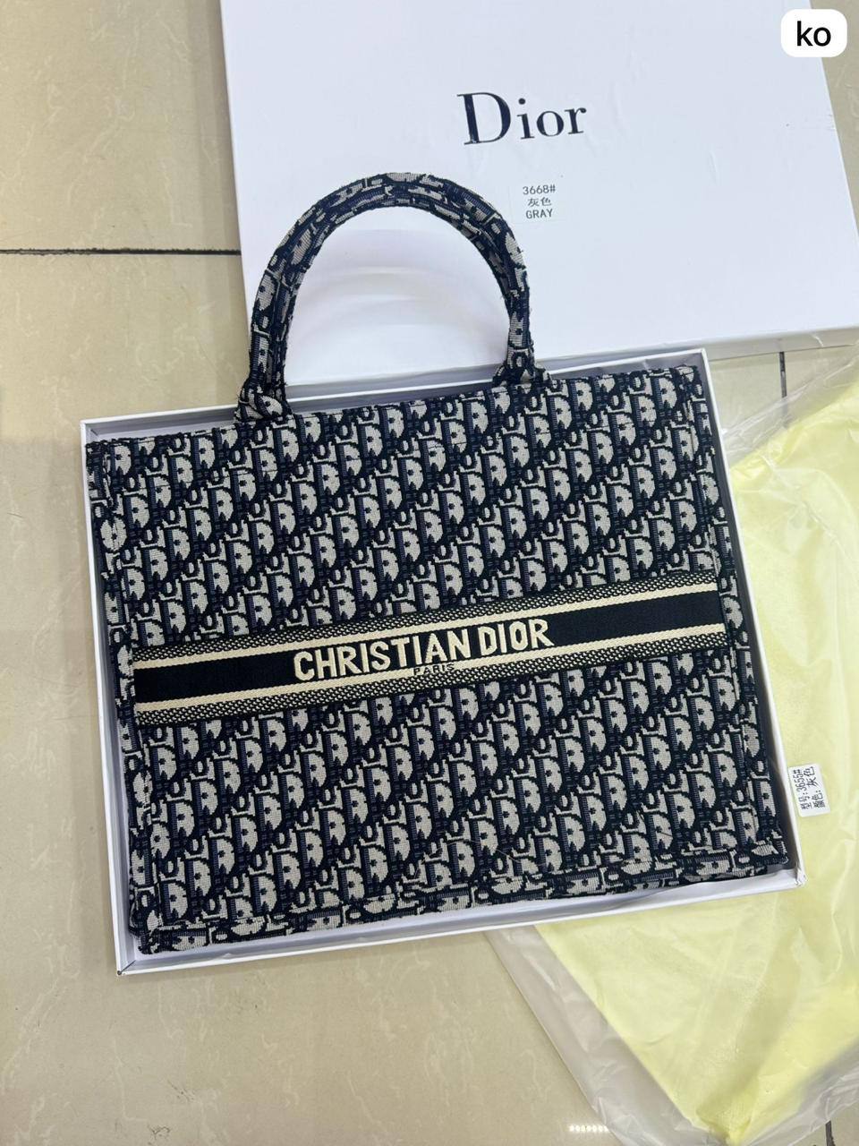 💎Christian Dior 
High quality +🎁
Big Size: 41 * 31 cm
80 dhs🪙🌨️
with box 🎁

Zain115
♥️♥️♥️