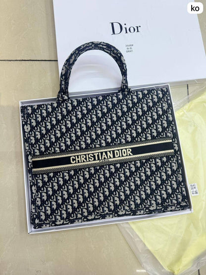 💎Christian Dior 
High quality +🎁
Big Size: 41 * 31 cm
80 dhs🪙🌨️
with box 🎁

Zain115
♥️♥️♥️