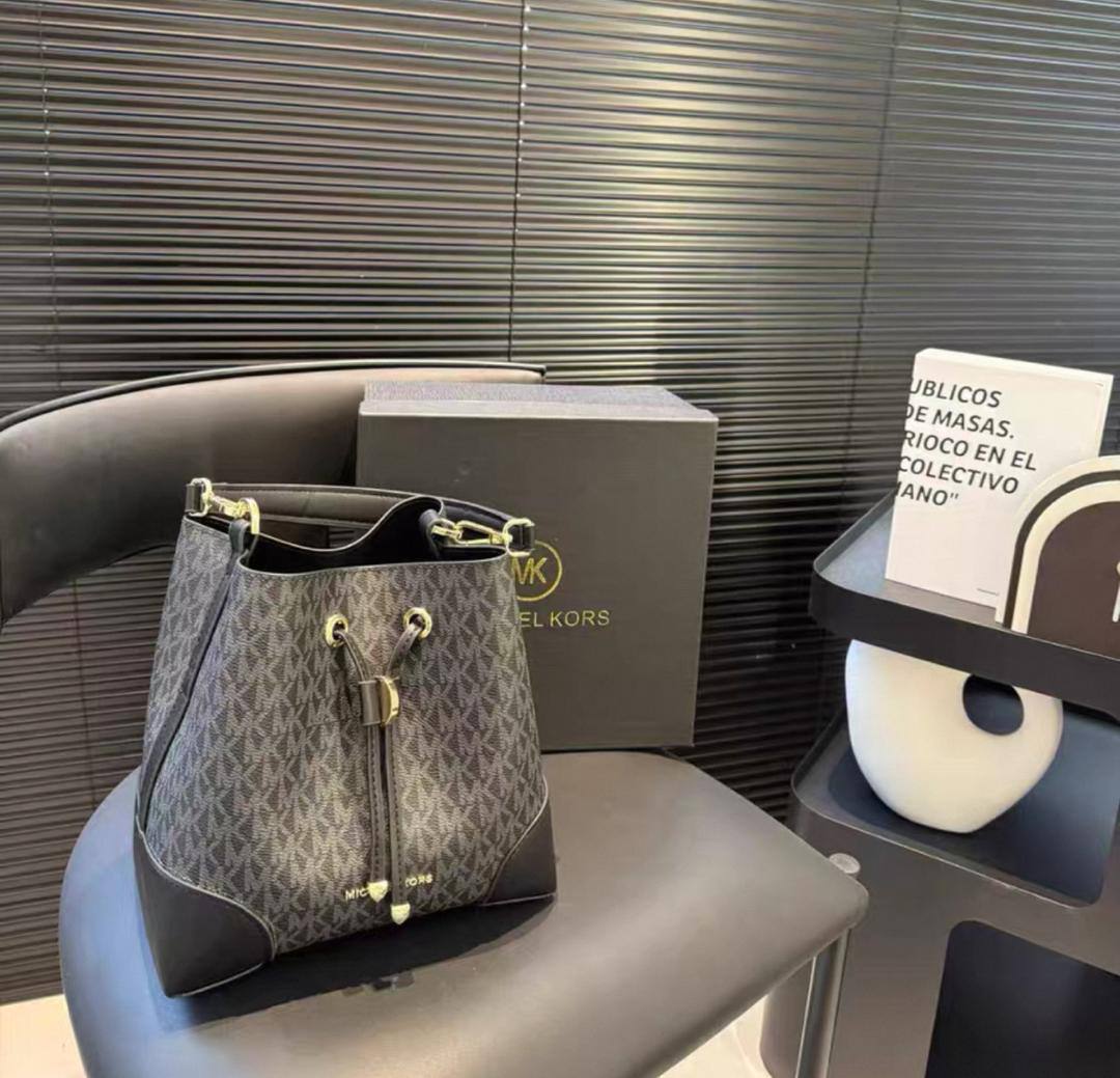 Chanel - Fendi - MK - Miu Miu
95 dhs🪙💕
high quality 

with box
🎁🎁🎁

Zain26
♥️♥️♥️