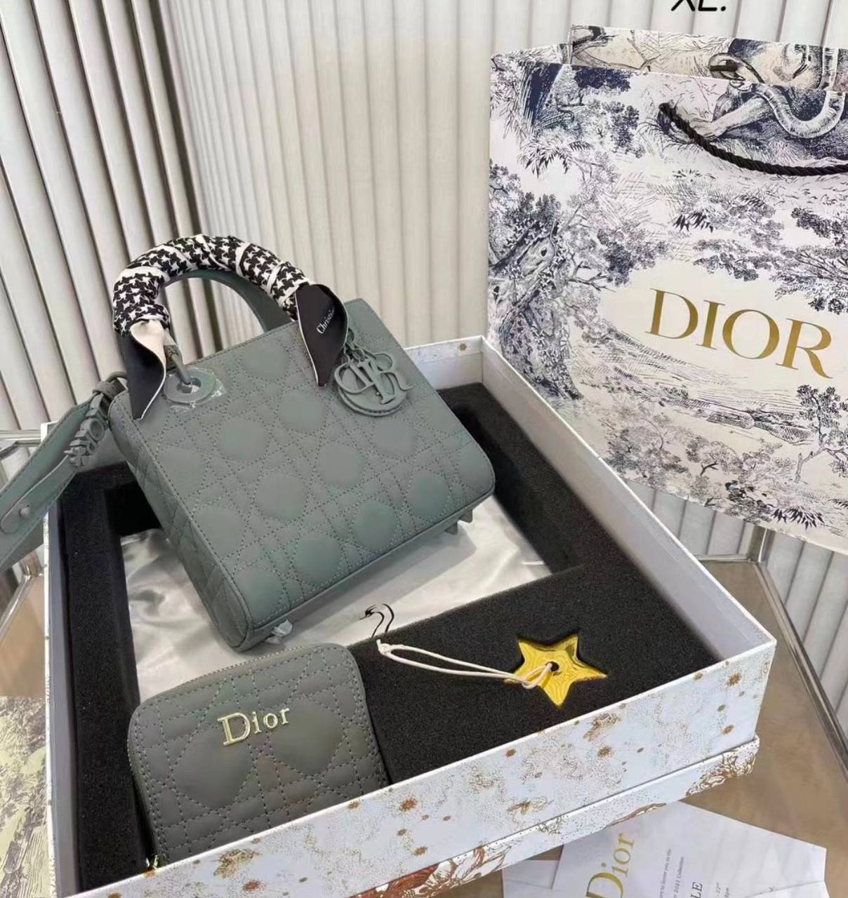 DIOR 
 GOOD QUALITY 
FULL SET WITH BOX 
130 dhs💛

Zain295
♥️♥️♥️