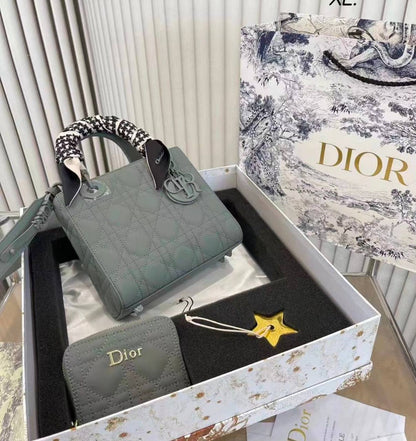 DIOR 
 GOOD QUALITY 
FULL SET WITH BOX 
130 dhs💛

Zain295
♥️♥️♥️