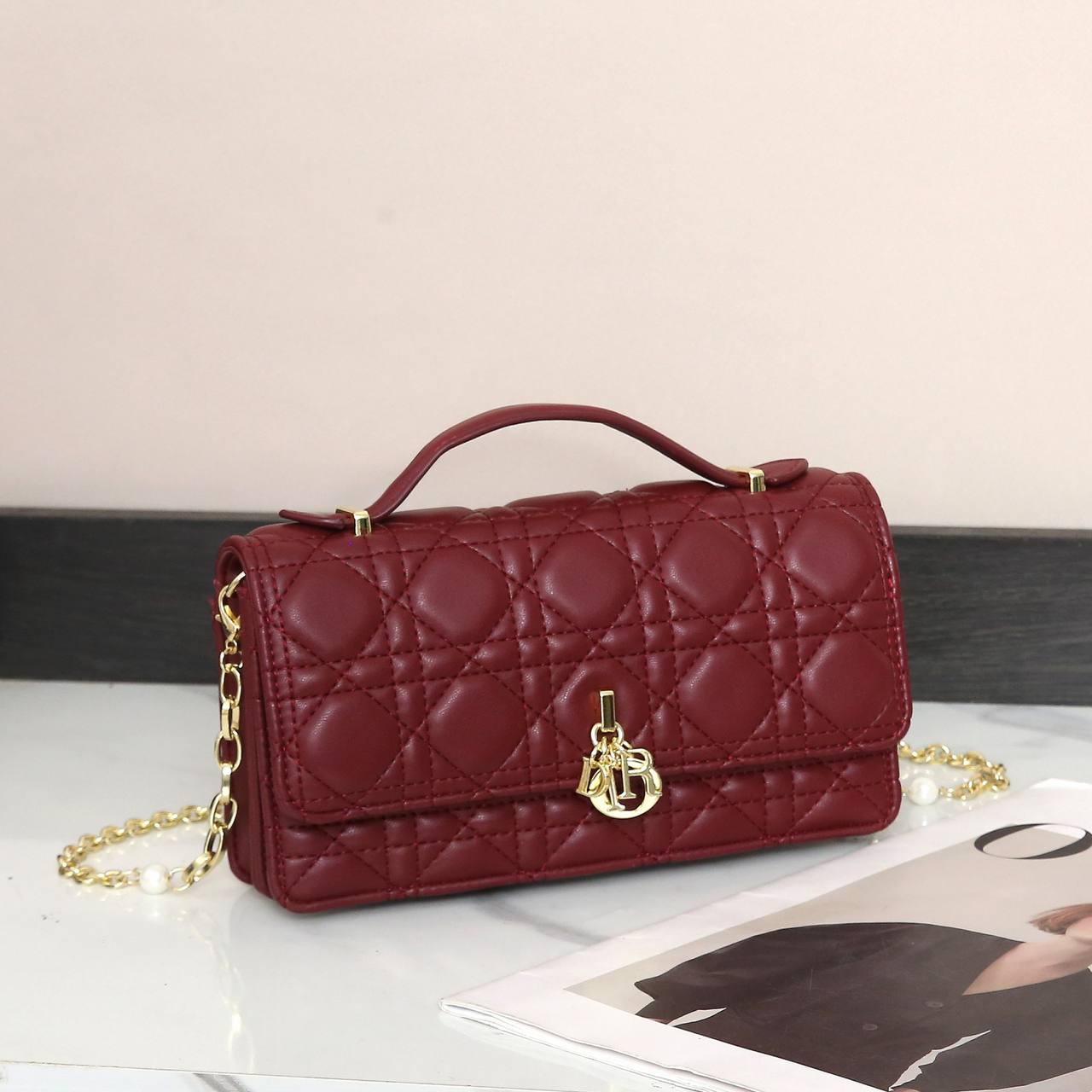 DIOR
Best quality 

WITH BOX
🎁🎁🎁

120 dhs✅
size21CM

Zain290
♥️♥️♥️