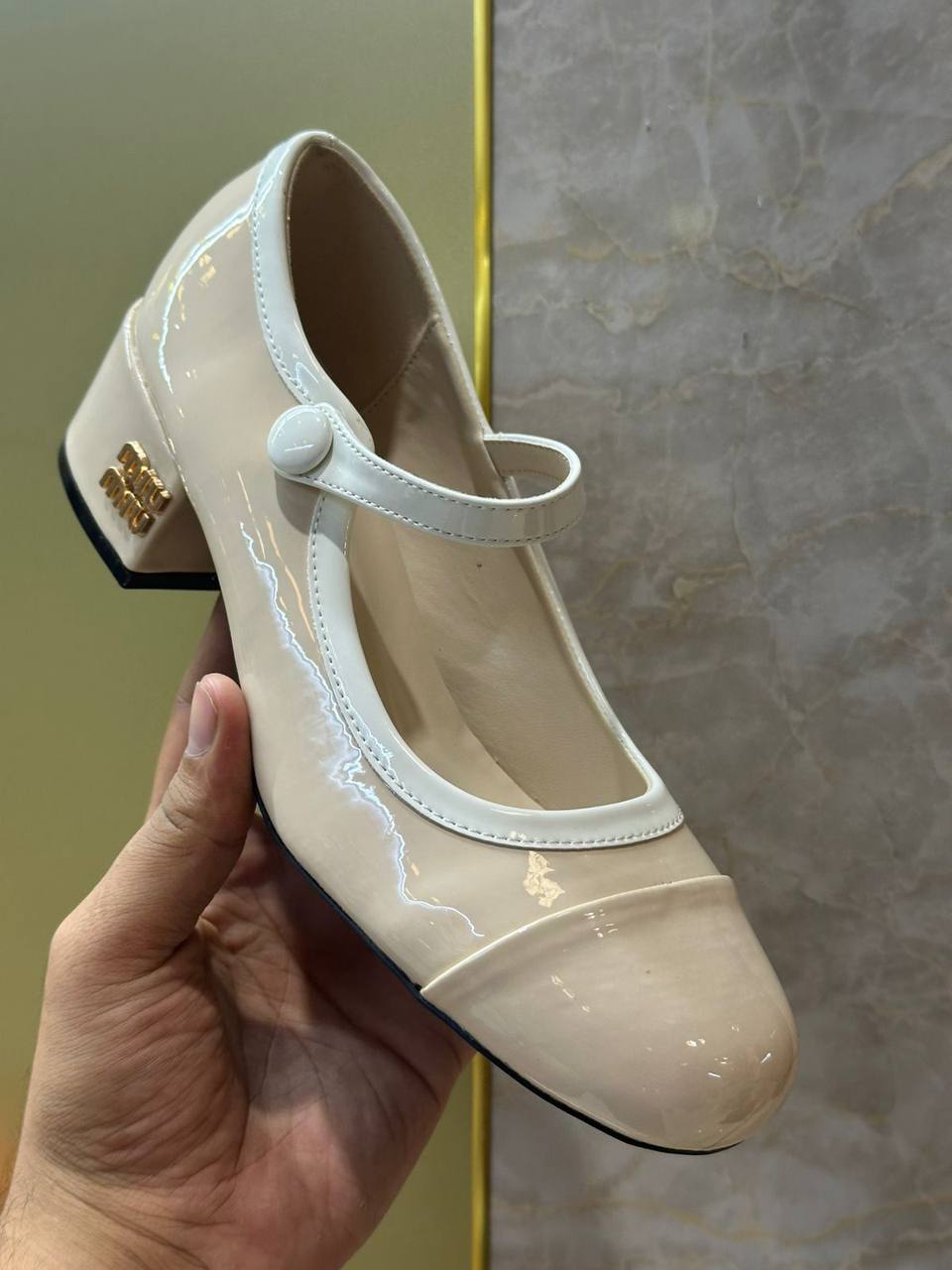 Miu Miu

size 36 to 41

120 dhs✅

Zain146
♥️♥️♥️