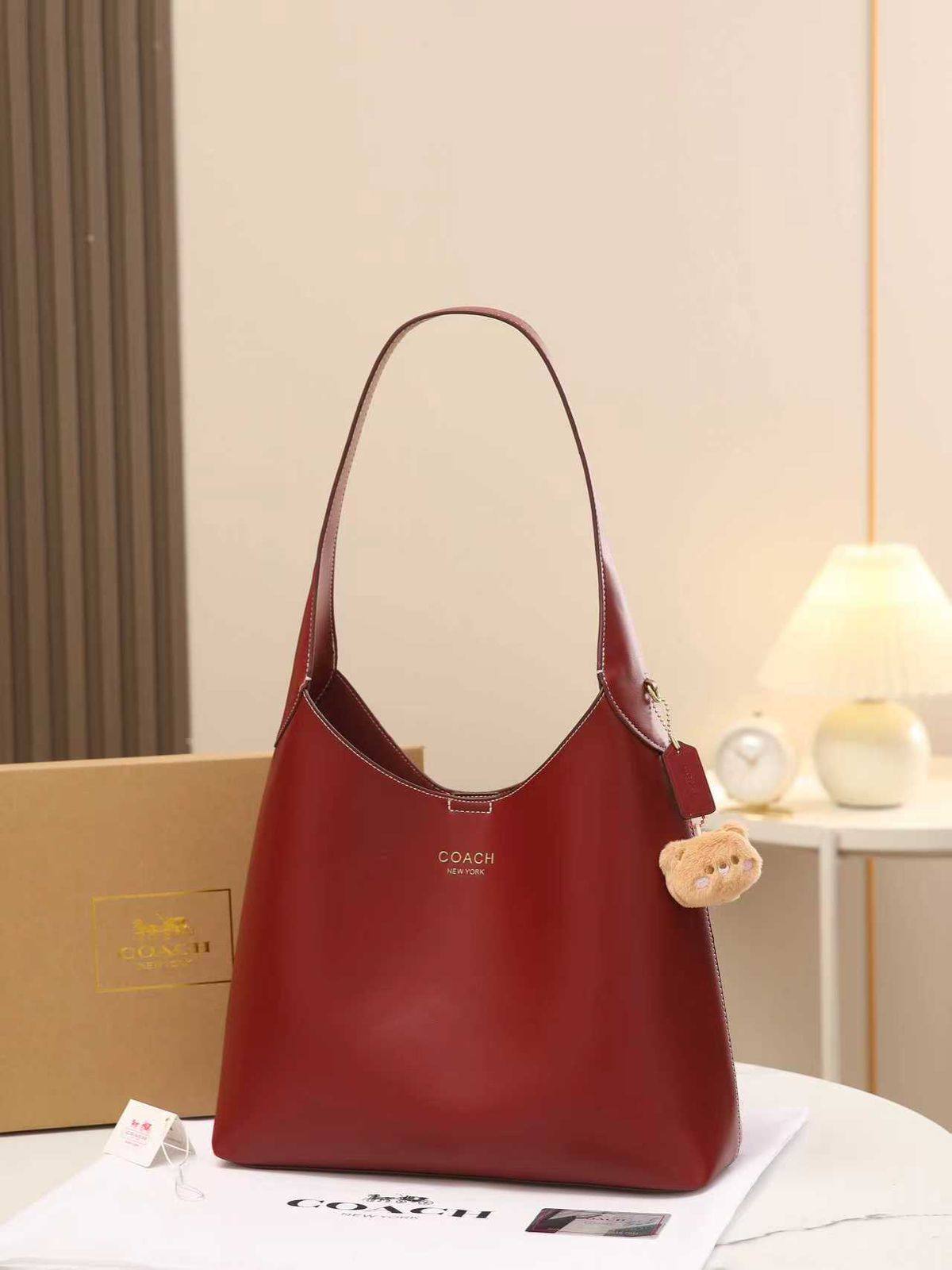 Coach 

good quality, size 34*27 cm 
95 dhs❣️

Zain12
♥️♥️♥️