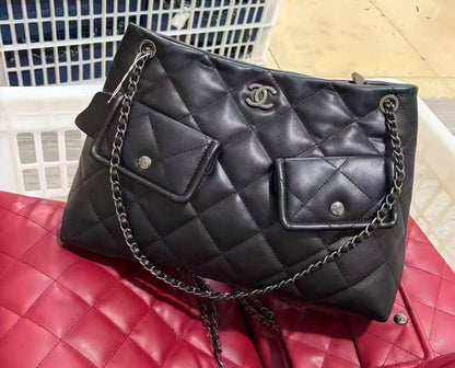 Chanel 
good quality 
Size 39 cm 
110 dhs💓

Zain278
♥️♥️♥️