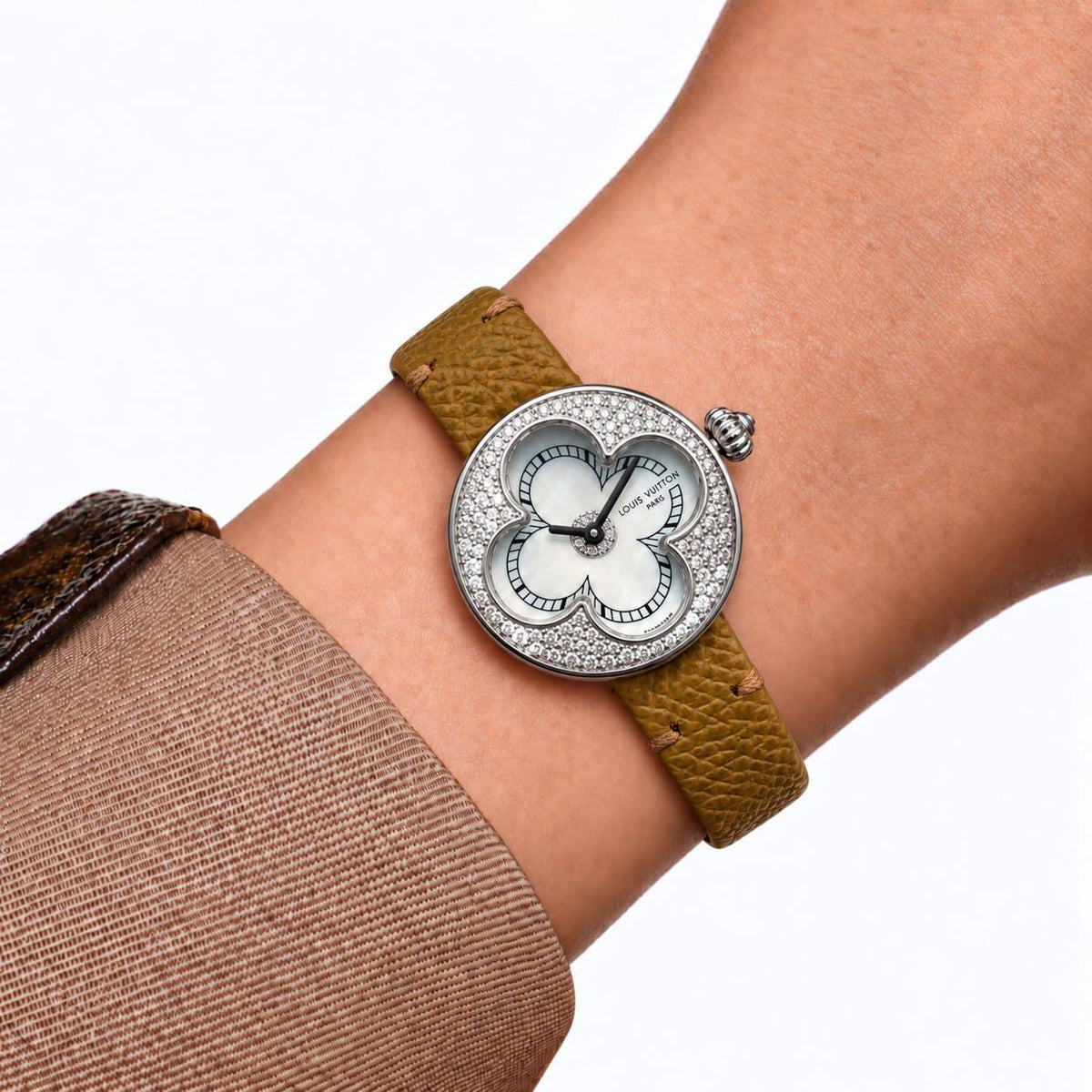 LV
watch for ladies 

with stone 
good quality 
( size 26mm)!

400 dhs🇦🇪🇦🇪

Zain59
♥️♥️♥️