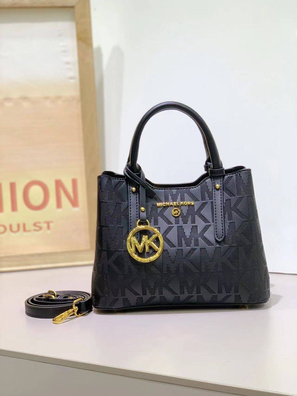 MK
100 dhs💓
SIZE：22cm
Good-quality 

with box
🎁🎁🎁

Zain35
♥️♥️♥️