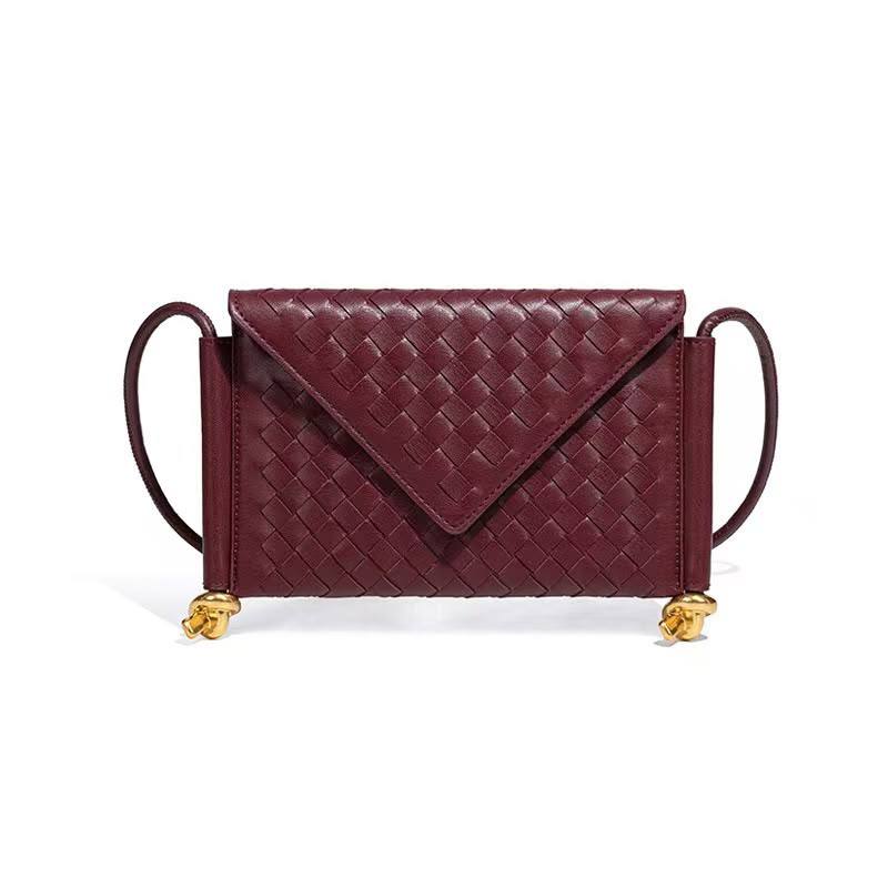 BOTTEGA 
clutch bag  
75 dhs💓
size 24*16cm


Zain161
♥️♥️♥️