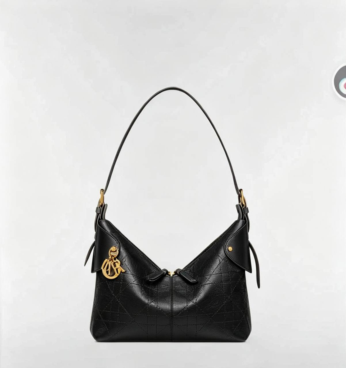 Dior

120 dhs✅

with box
🎁🎁🎁

Size：27/23/12

Zain07
♥️♥️♥️