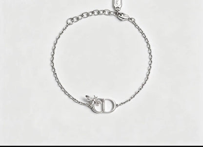 Dior ❤️‍🔥
Necklace 🦋
Earring💥
Bracelet 🐦‍🔥
Master quality 💯
With normal boxes 🗃️ 
155 DHS🇦🇪🇦🇪🇦🇪
With master box 📦 
170 DHS🇦🇪🇦🇪🇦🇪

Zain216
♥️♥️♥️