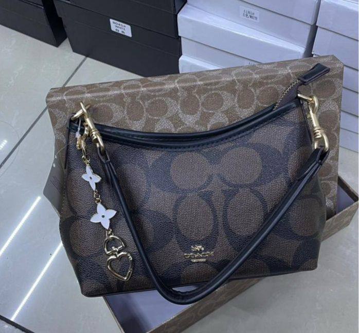 Coach

95 dhs✅ 

with box
🎁🎁🎁

Zain72
♥️♥️♥️