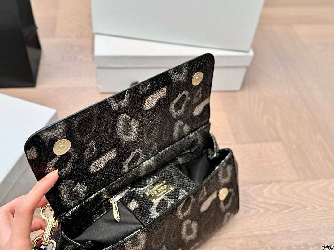 D&G
copy one restock 
with box 
🎁🎁🎁

190 dhs🪙💚

Zain39
♥️♥️♥️