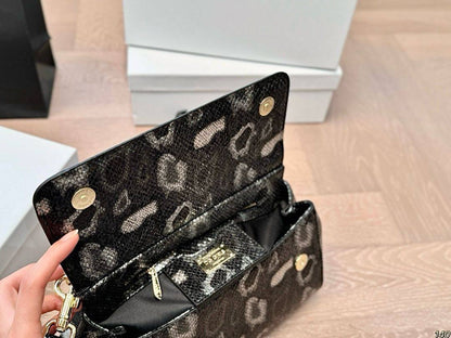 D&G
copy one restock 
with box 
🎁🎁🎁

190 dhs🪙💚

Zain39
♥️♥️♥️