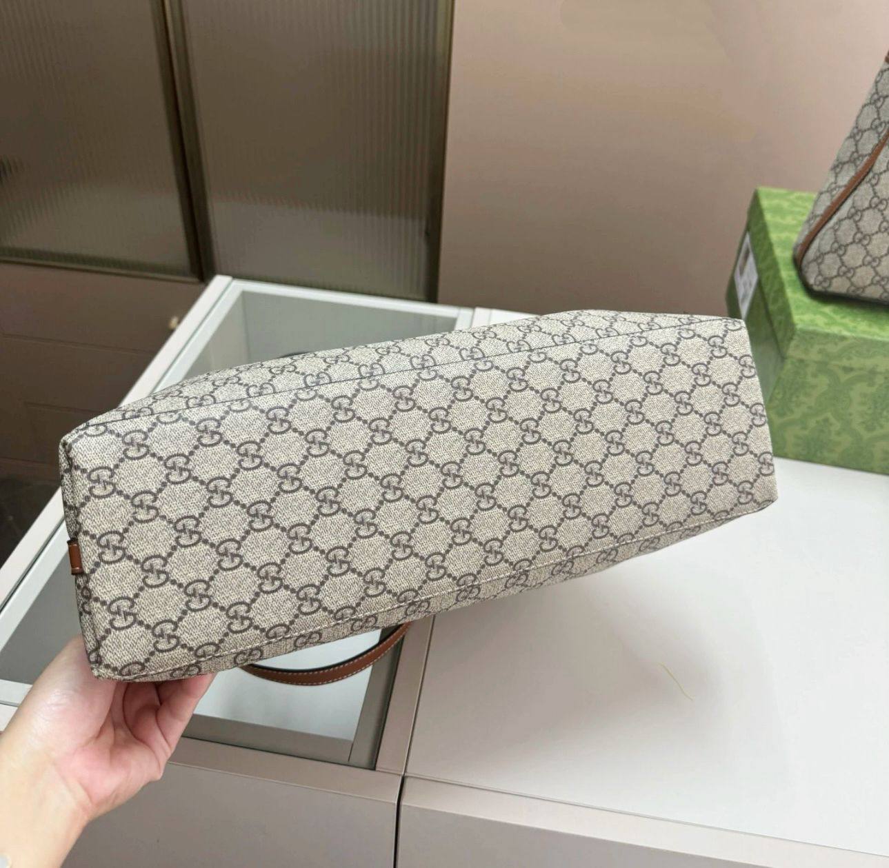 GUCCI 
NEW CAME GOOD QUALITY 
120 dhs❣️

Zain39
♥️♥️♥️