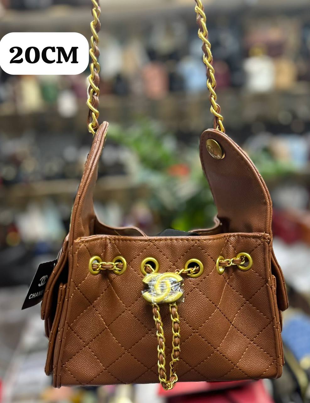 CHANEL 
20CM 
WITH BOX 
110 dhs🇦🇪🇦🇪

Zain168
♥️♥️♥️