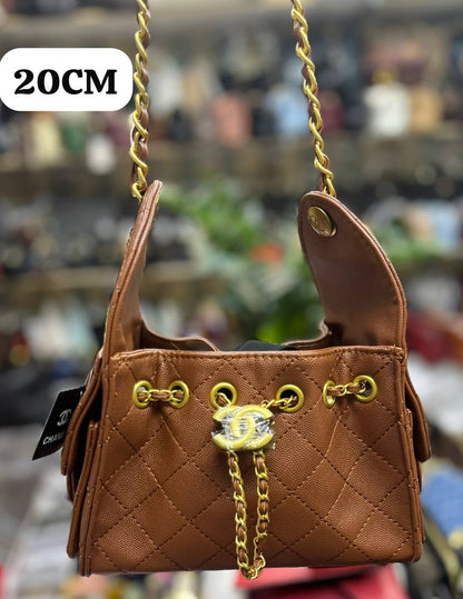 CHANEL 
20CM 
WITH BOX 
110 dhs🇦🇪🇦🇪

Zain168
♥️♥️♥️