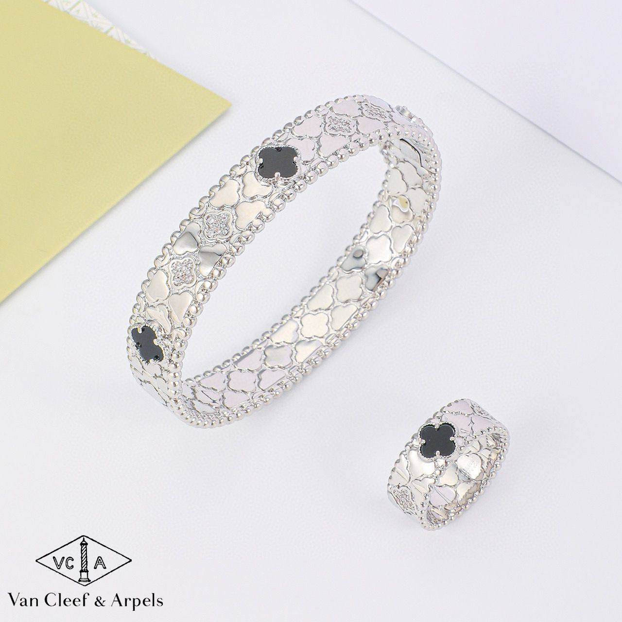 VCA ❤️‍🔥*
Bangle 🌊
Ring 💍 size available 👇
6,7,8,9
With normal boxes 📦 
110 dhs❣️
With master box 🗃️ 
135 dhs❣️

Zain216
♥️♥️♥️