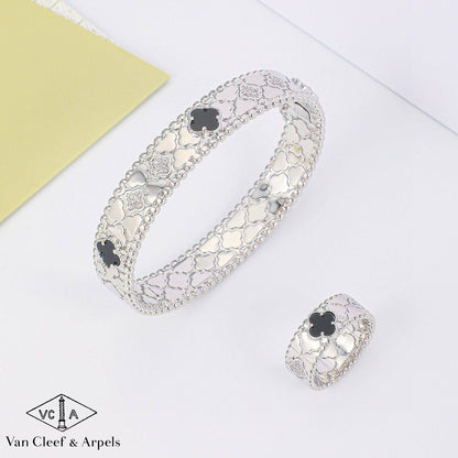 VCA ❤️‍🔥*
Bangle 🌊
Ring 💍 size available 👇
6,7,8,9
With normal boxes 📦 
110 dhs❣️
With master box 🗃️ 
135 dhs❣️

Zain216
♥️♥️♥️